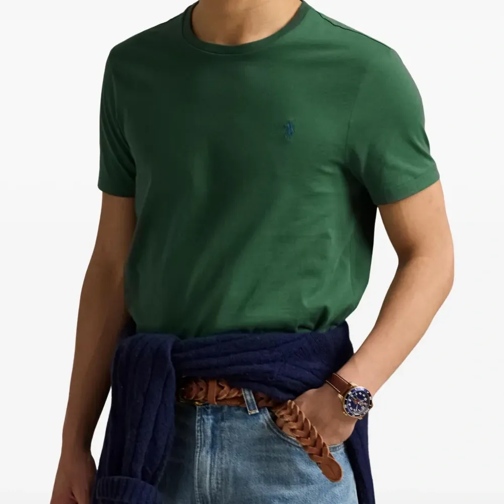 футболка с вышивкой и круглым вырезом