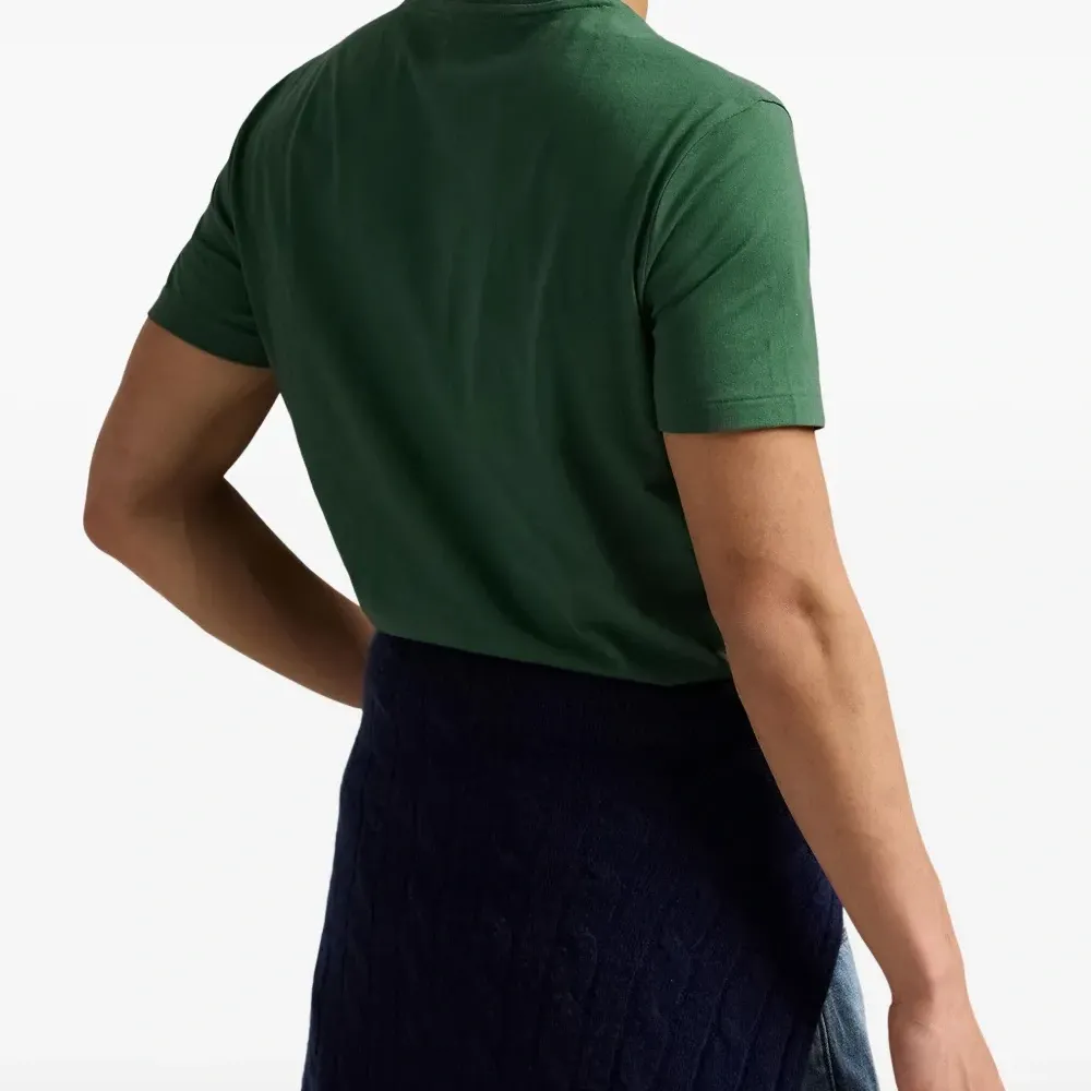 футболка с вышивкой и круглым вырезом