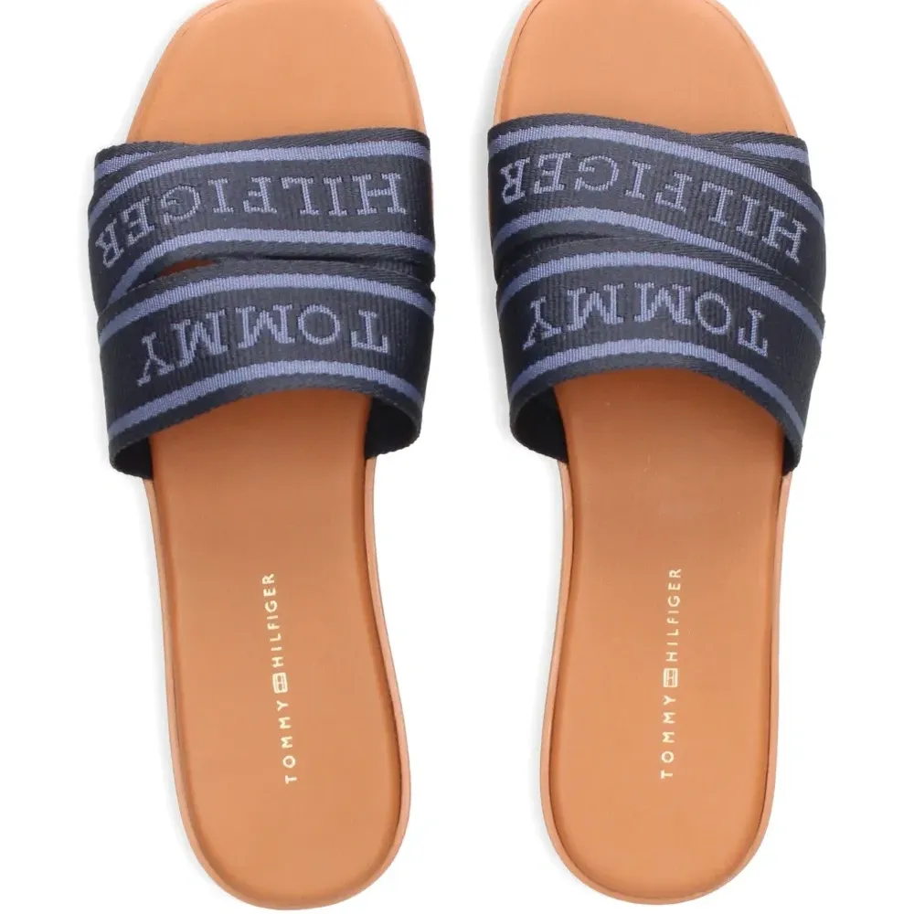 Шлепанцы с логотипом