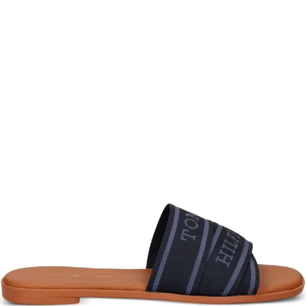 Шлепанцы с логотипом