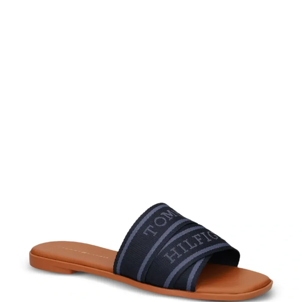 Шлепанцы с логотипом