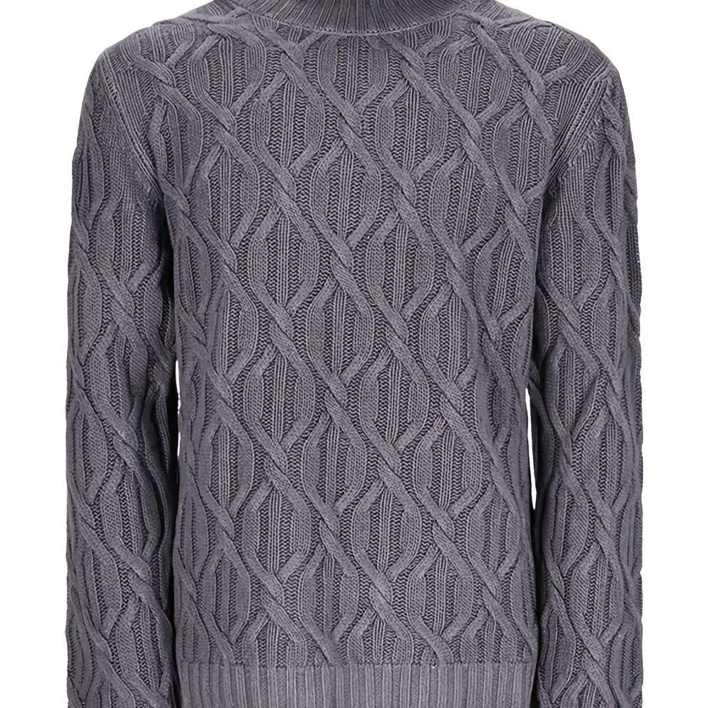 Свитер фактурной вязки с высоким воротником