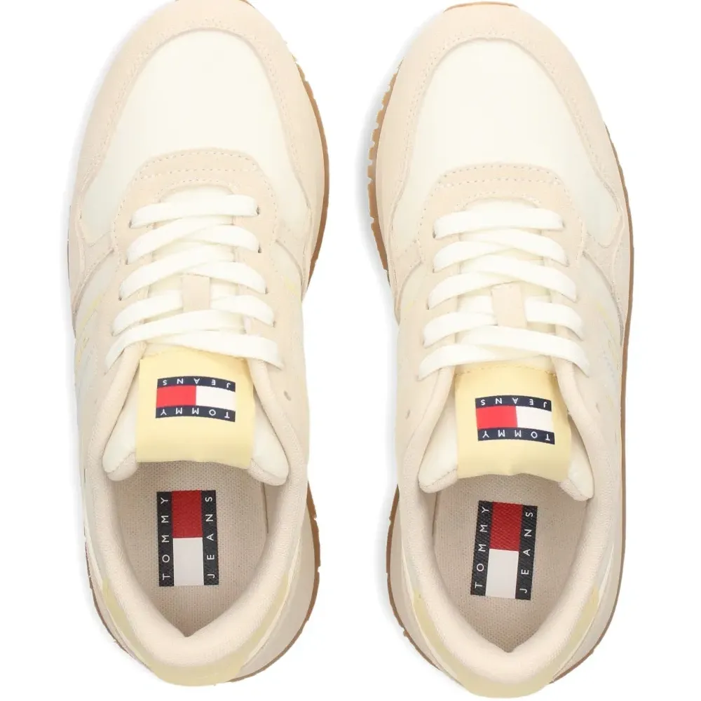 Кроссовки со вставками