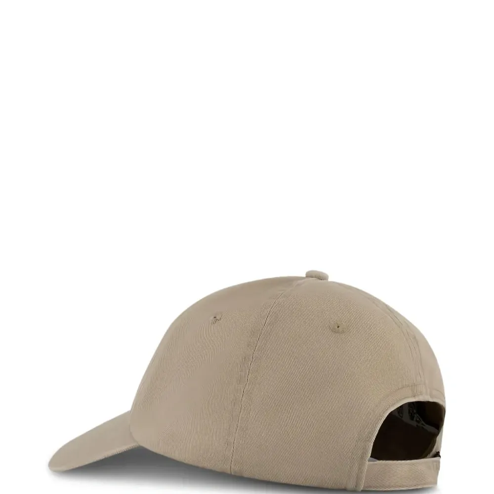 Бейсболка с нашивкой