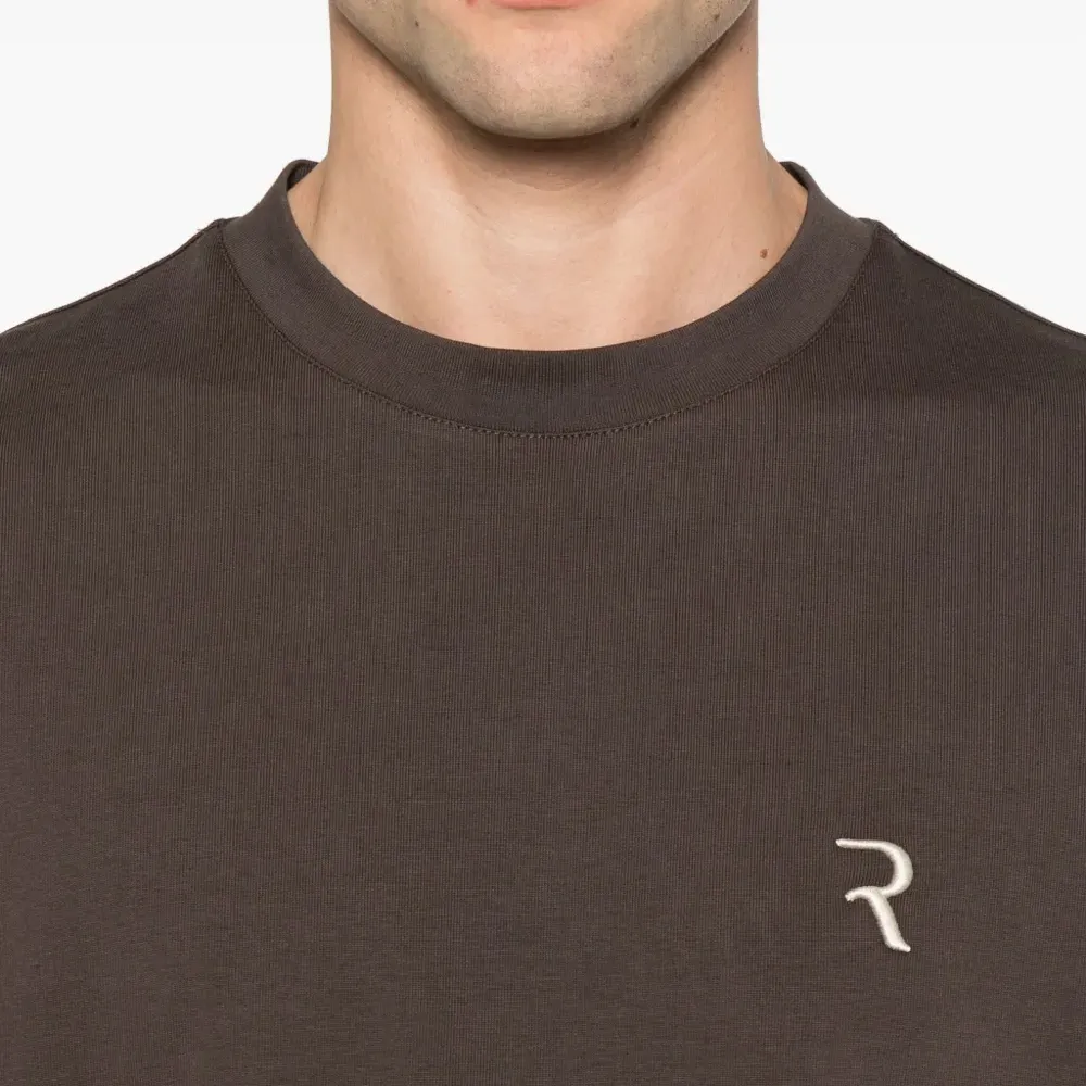 футболка с вышитым логотипом