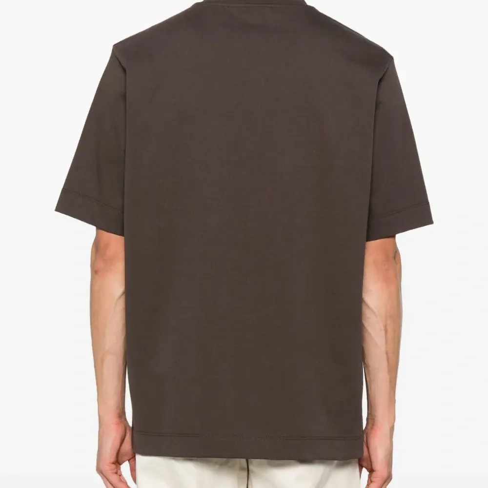 футболка с вышитым логотипом