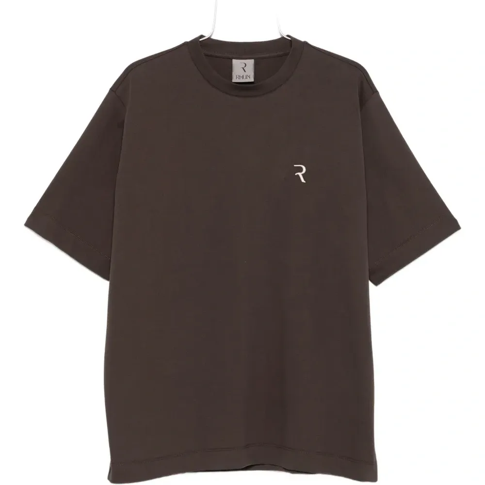 футболка с вышитым логотипом