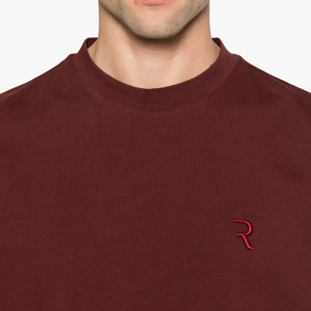 футболка с вышитым логотипом