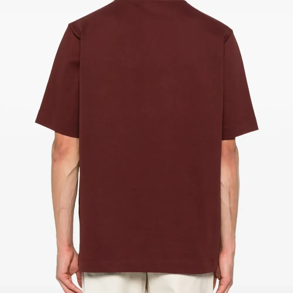 футболка с вышитым логотипом