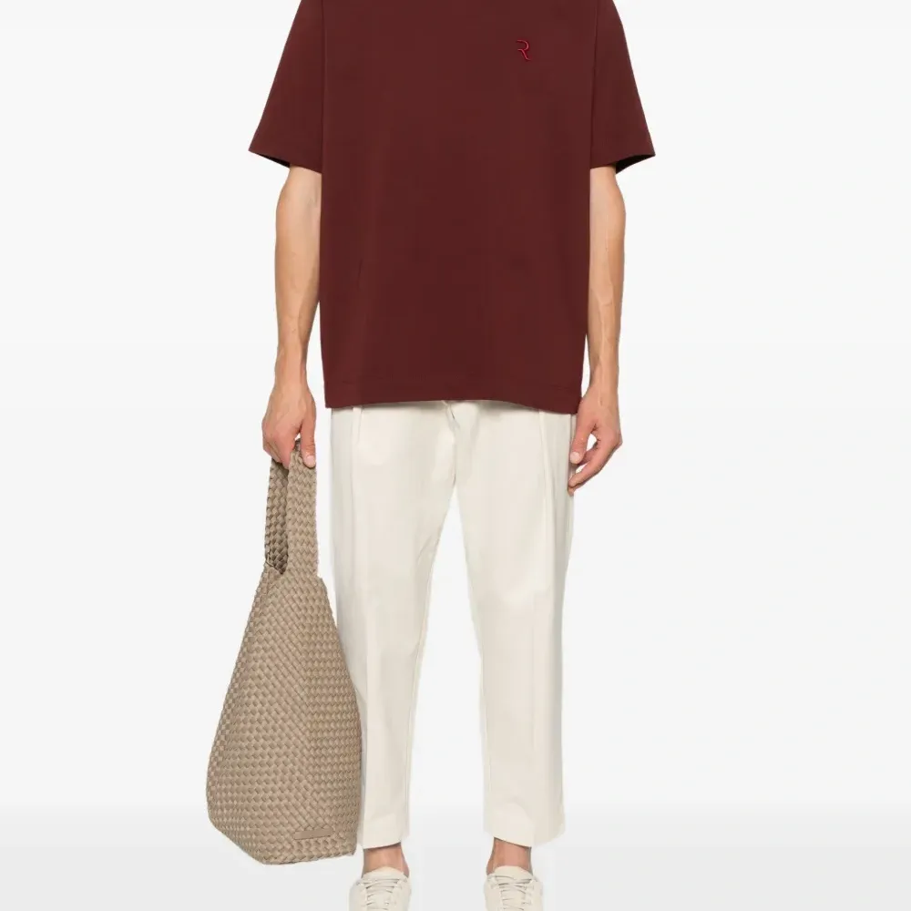 футболка с вышитым логотипом