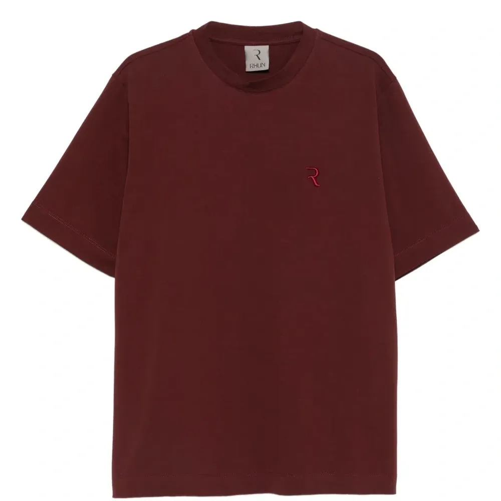 футболка с вышитым логотипом