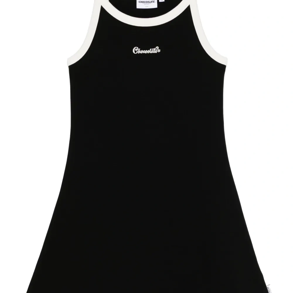 платье с вышитым логотипом