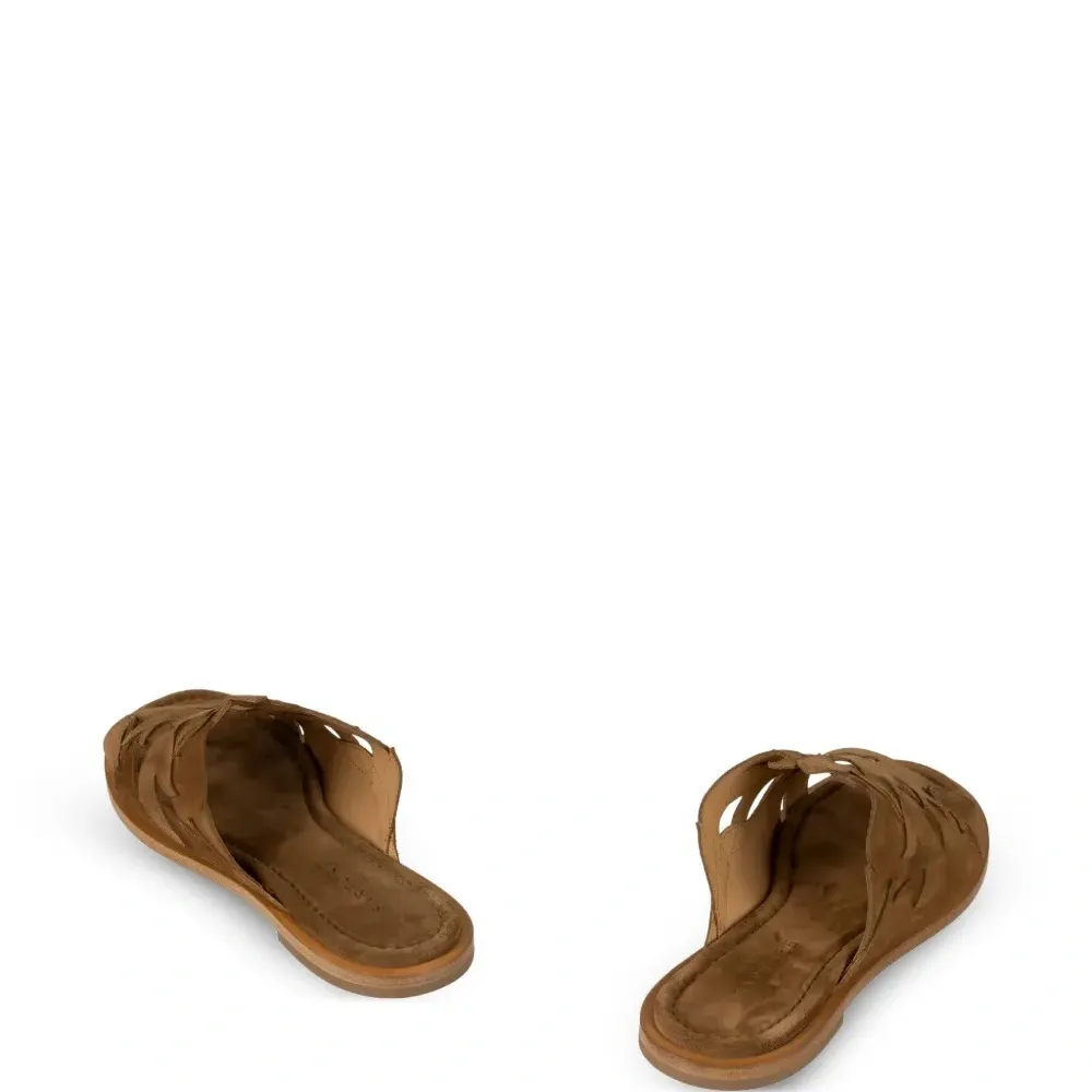 Сандалии с вырезами