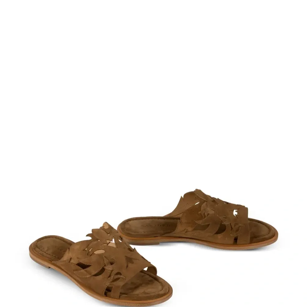 Сандалии с вырезами