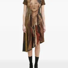 Платье со сборками и принтом