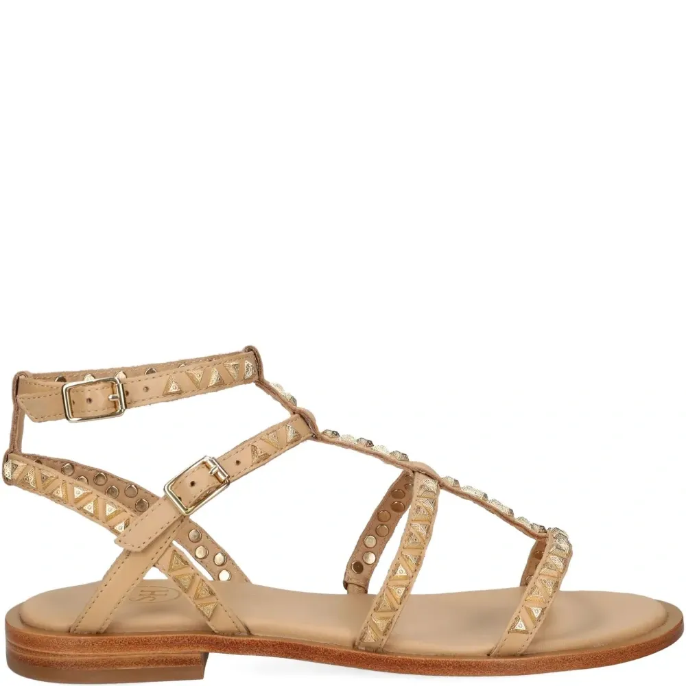 Сандалии с заклепками