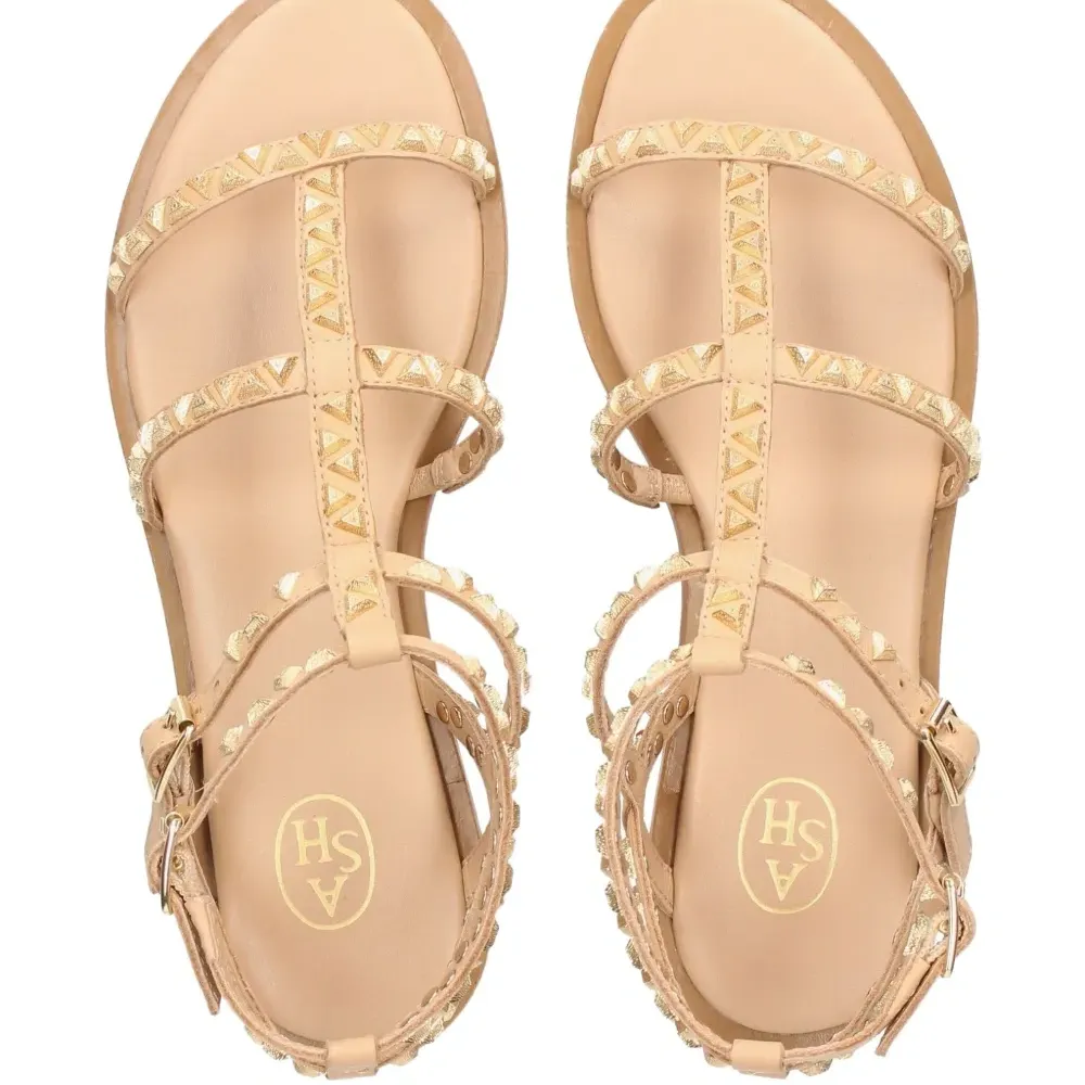 Сандалии с заклепками