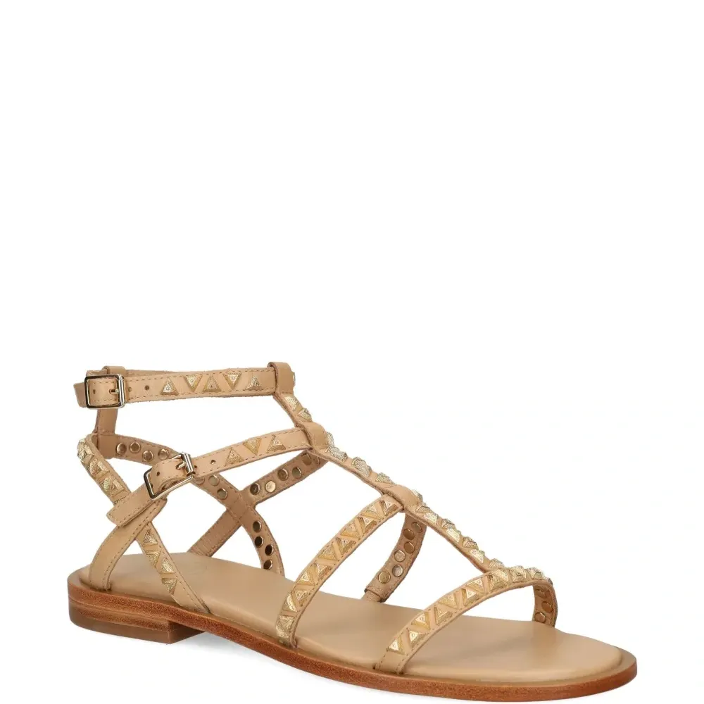 Сандалии с заклепками