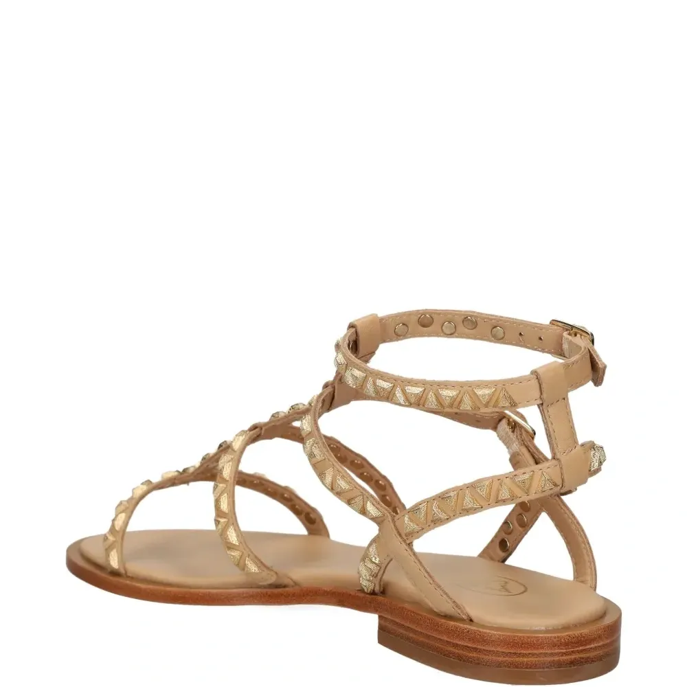 Сандалии с заклепками