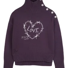 Свитер с высоким воротником и вышивкой