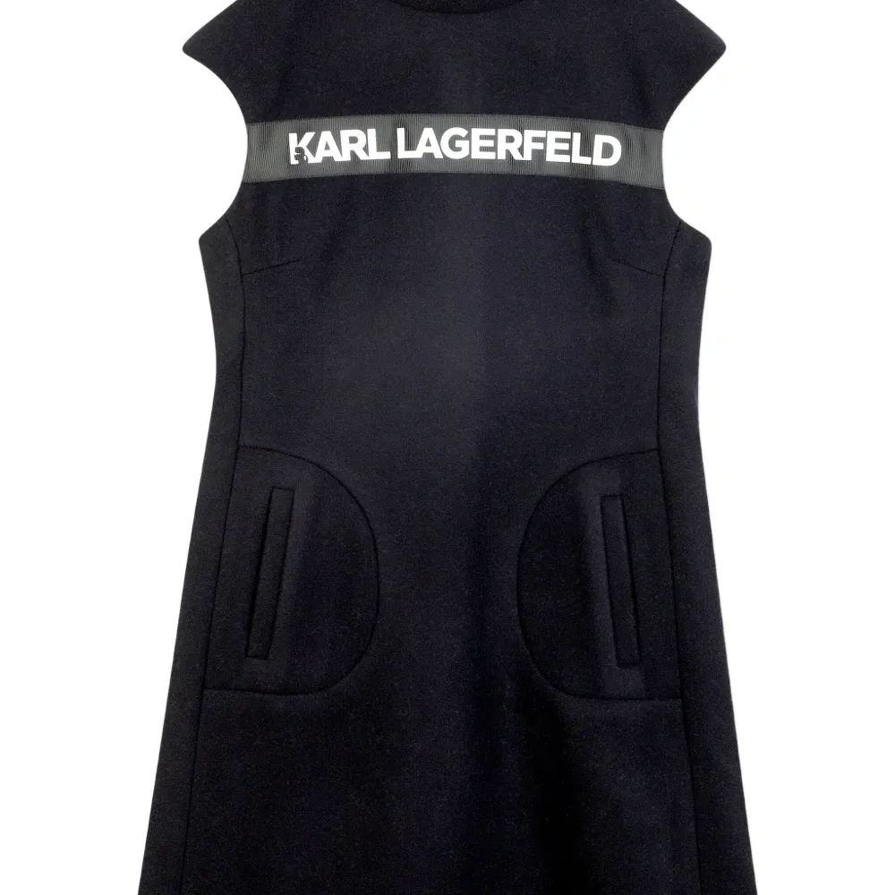 платье с высоким воротником