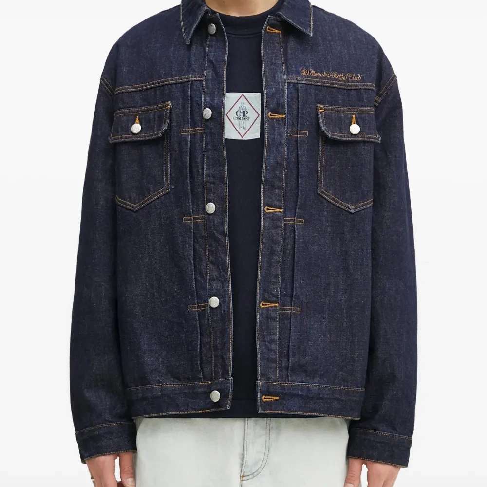 Джинсовая куртка с вышивкой