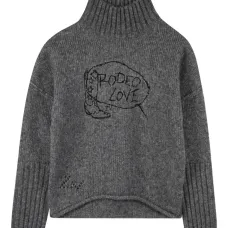 свитер с высоким воротником и вышивкой