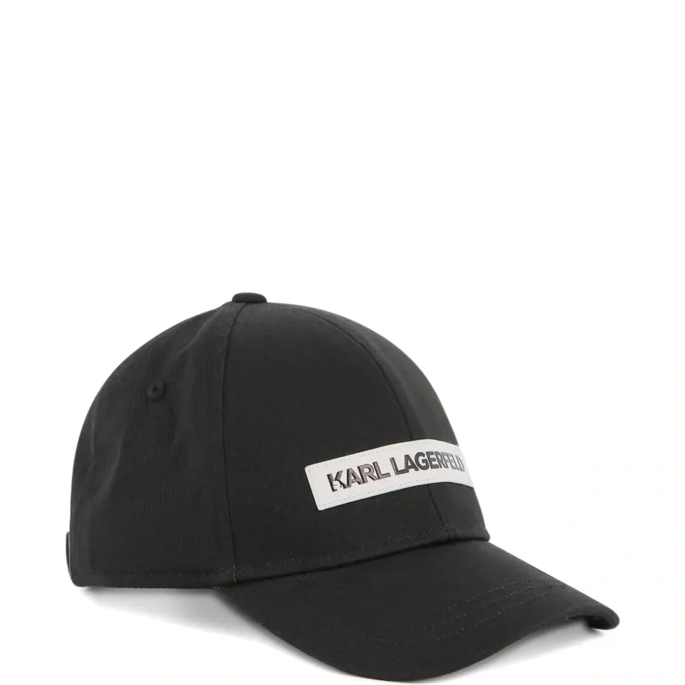 бейсболка с нашивкой-логотипом