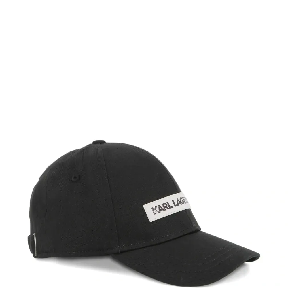 бейсболка с нашивкой-логотипом