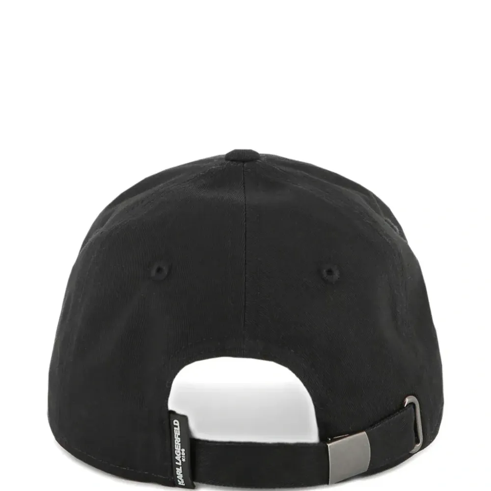 бейсболка с нашивкой-логотипом