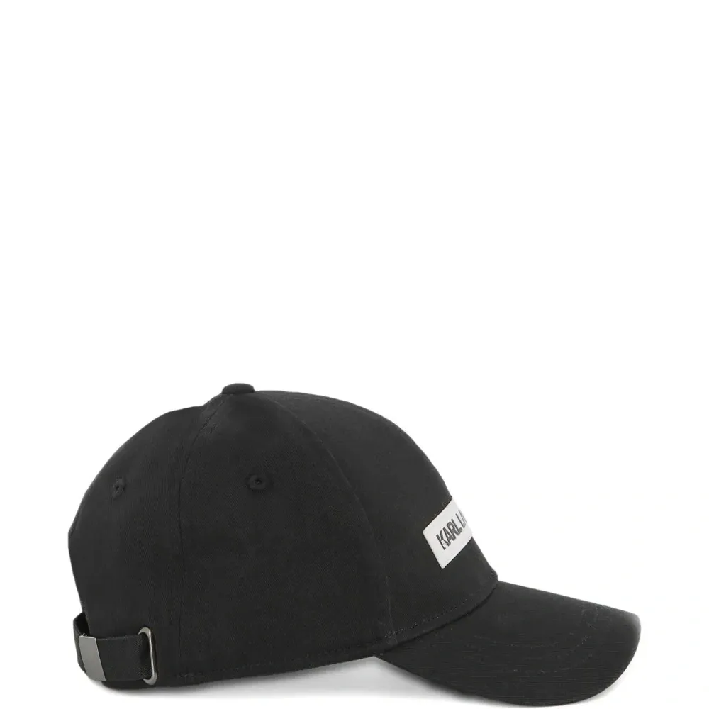 бейсболка с нашивкой-логотипом