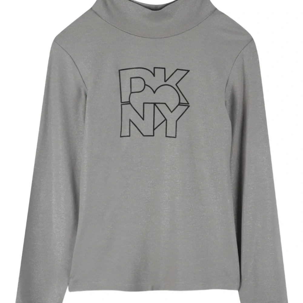 топ с высоким воротником и логотипом