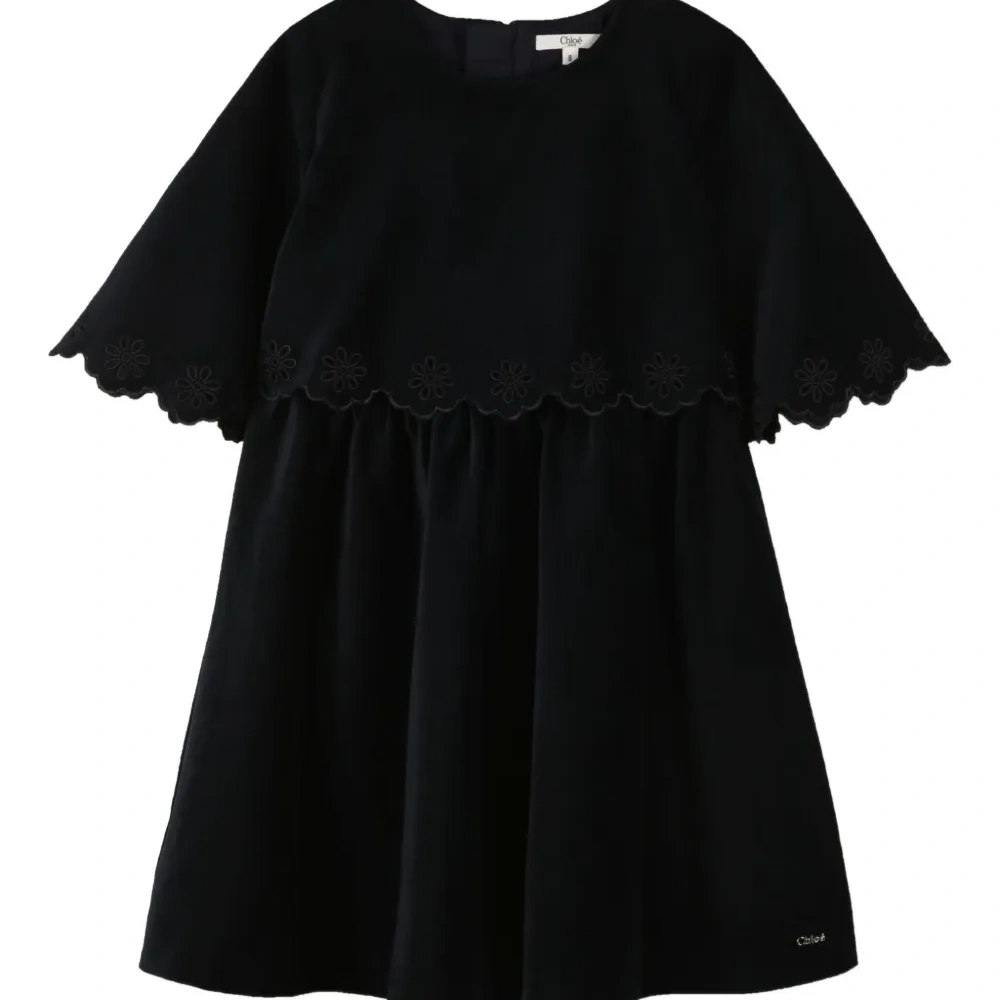 Платье с фестонами и вышивкой