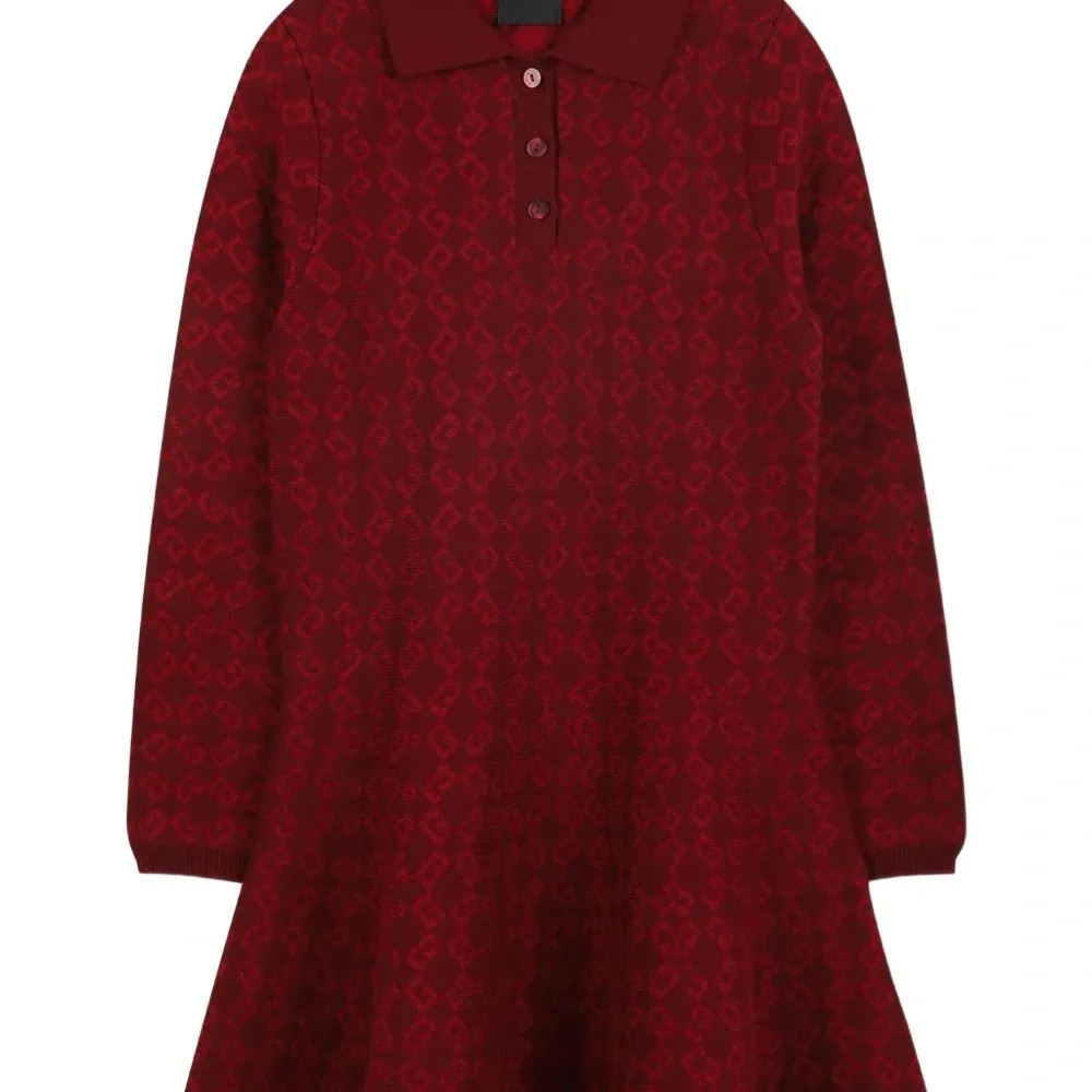 жаккардовое платье с воротником поло и монограммой