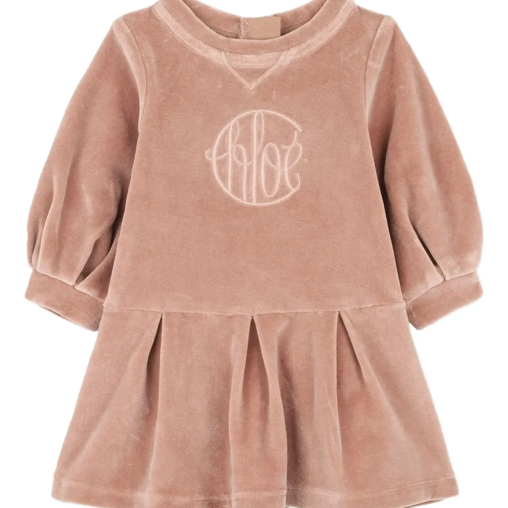 платье с вышитым логотипом