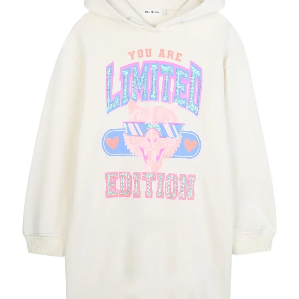 платье с капюшоном и графичным принтом