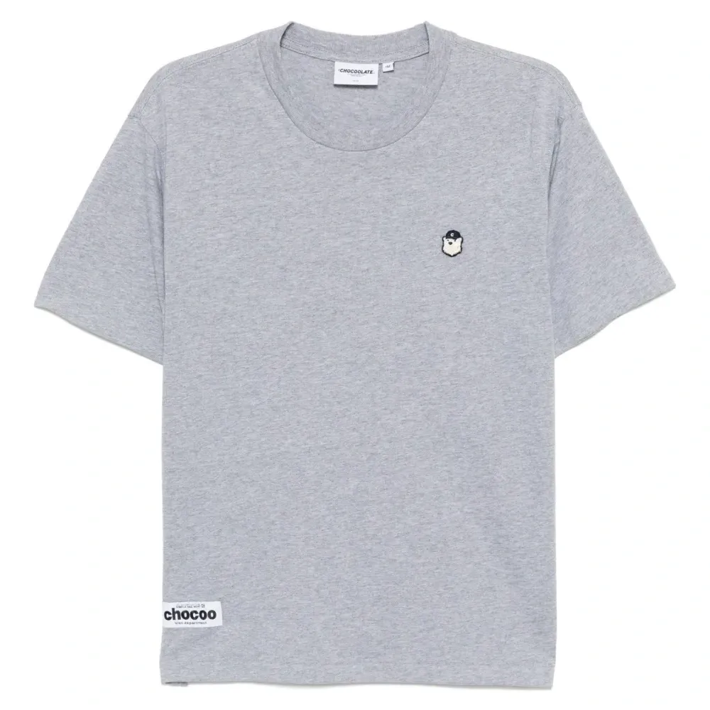 футболка с нашивкой-логотипом