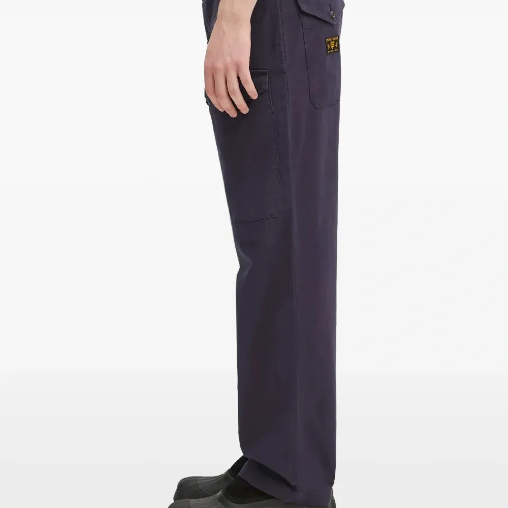 брюки с карманами