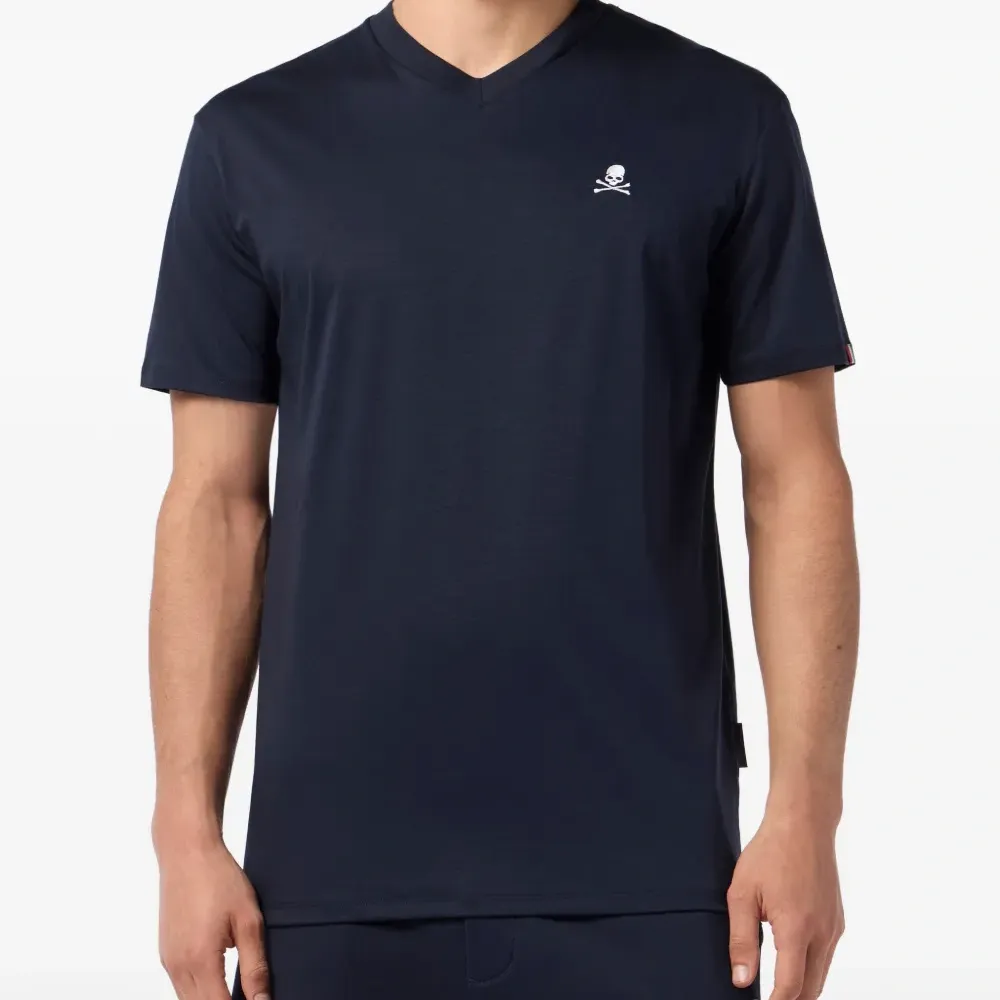 Футболка с V-образным вырезом и вышивкой в виде черепа Футболка с V-образным вырезом и вышивкой в виде черепа