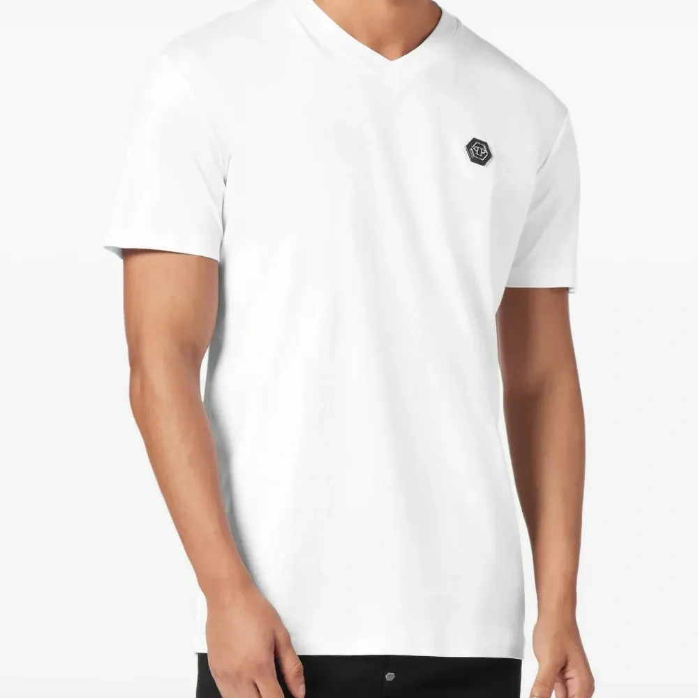 Футболка с V-образным вырезом