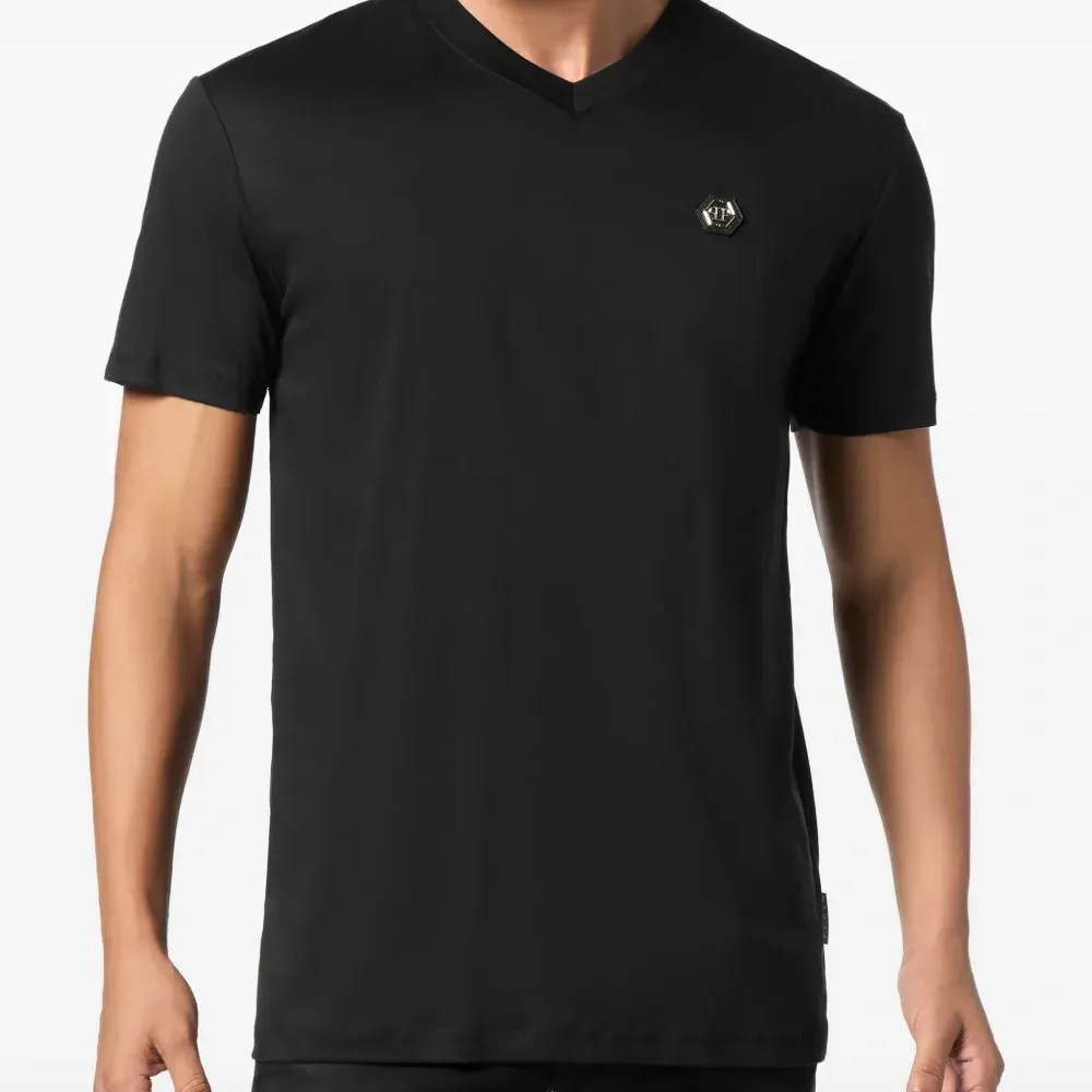 Футболка с V-образным вырезом и логотипом