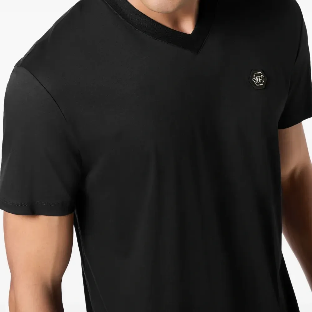 Футболка с V-образным вырезом и логотипом