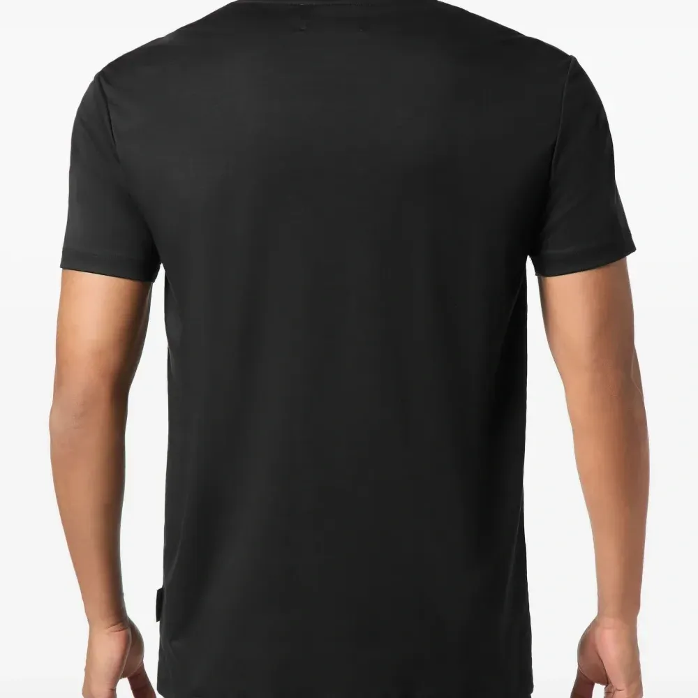 Футболка с V-образным вырезом и логотипом