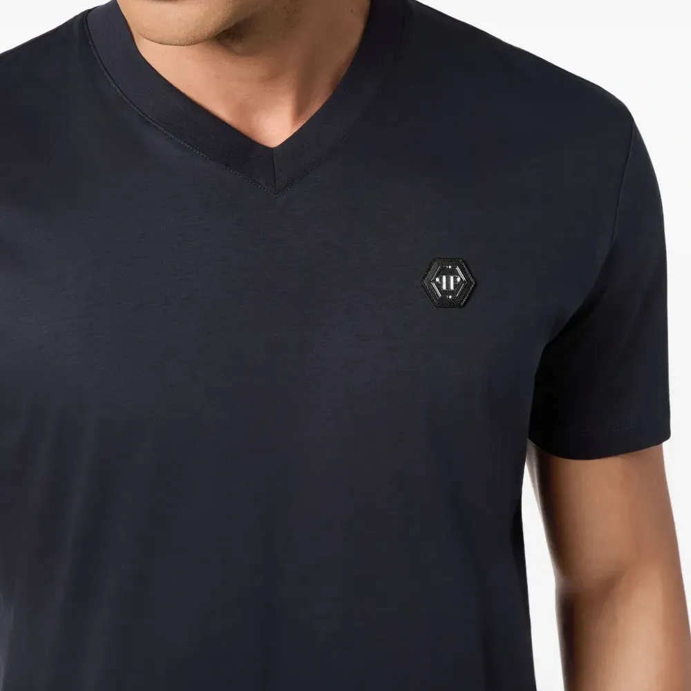 Футболка с V-образным вырезом и логотипом