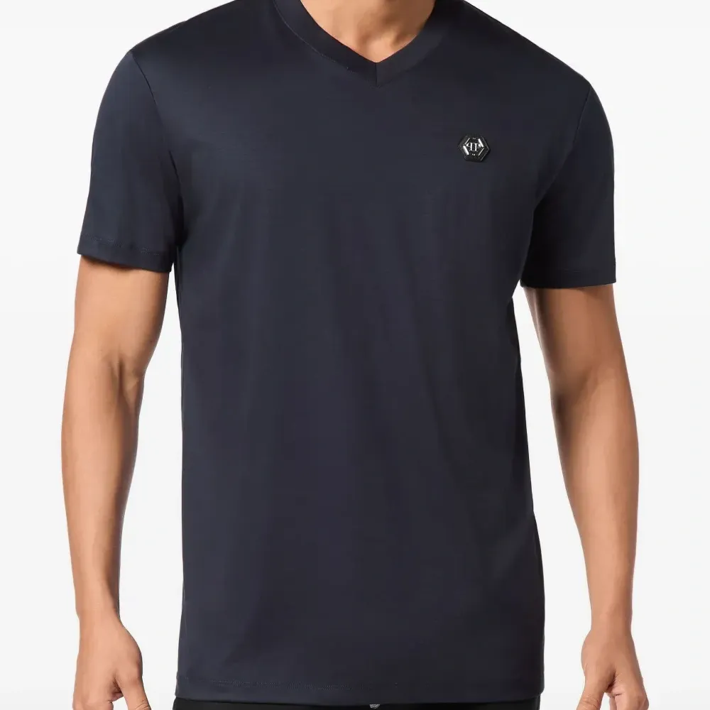 Футболка с V-образным вырезом и логотипом