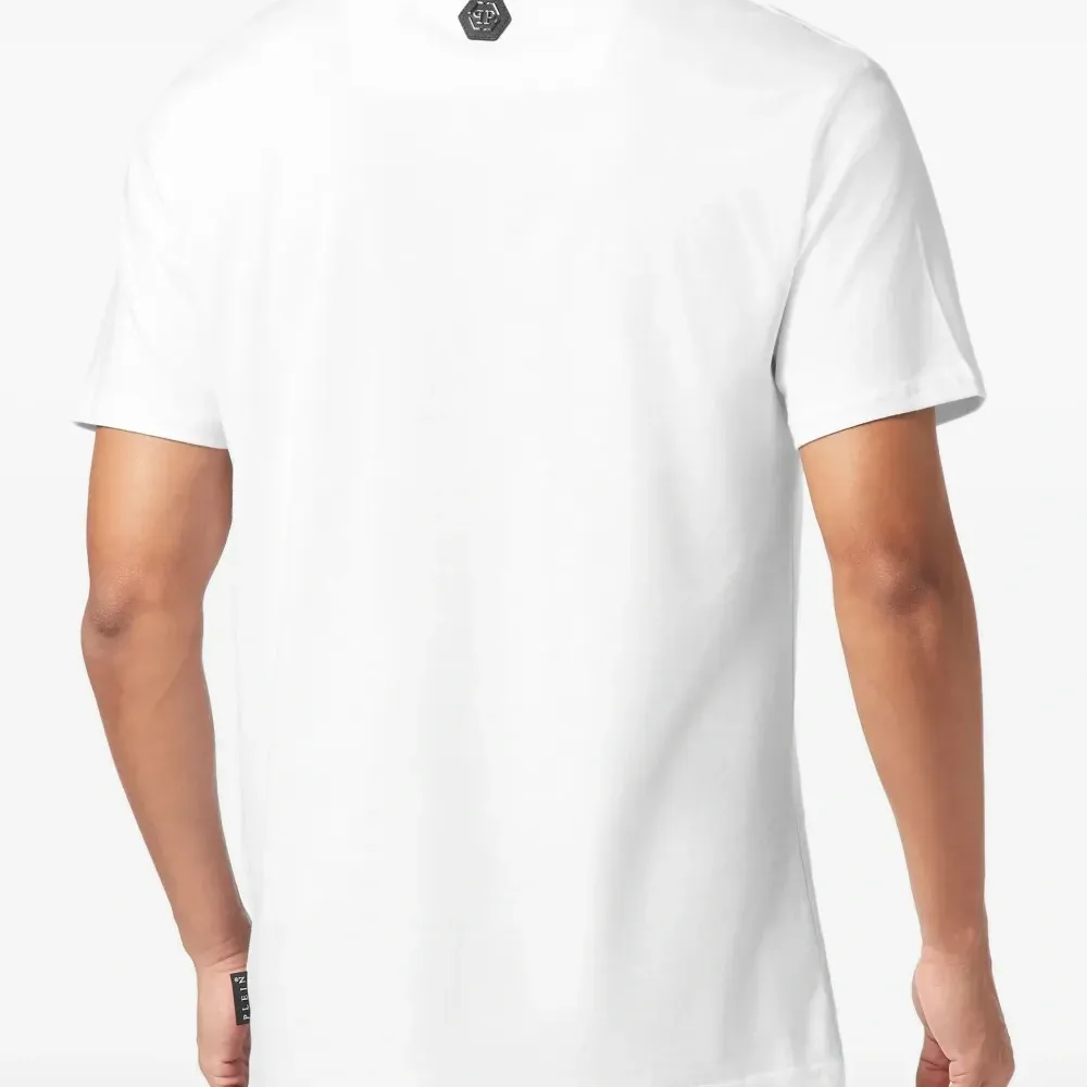 Футболка с вышитым логотипом