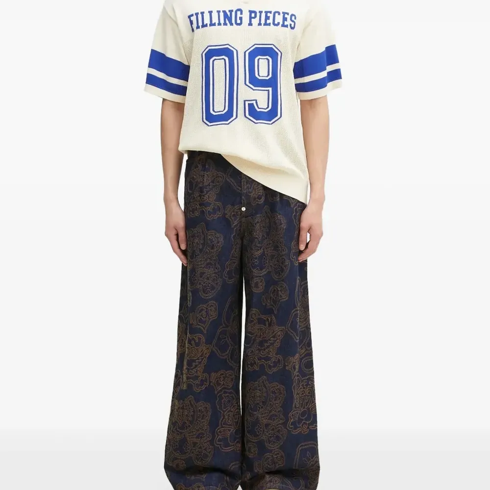 футболка с V-образным вырезом и логотипом