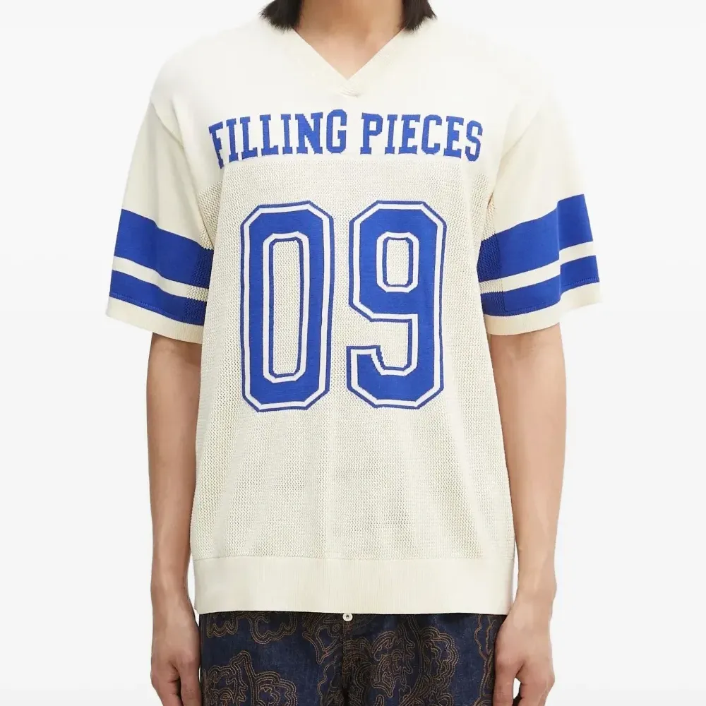 футболка с V-образным вырезом и логотипом