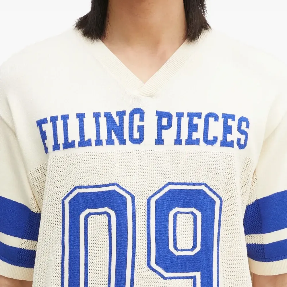 футболка с V-образным вырезом и логотипом