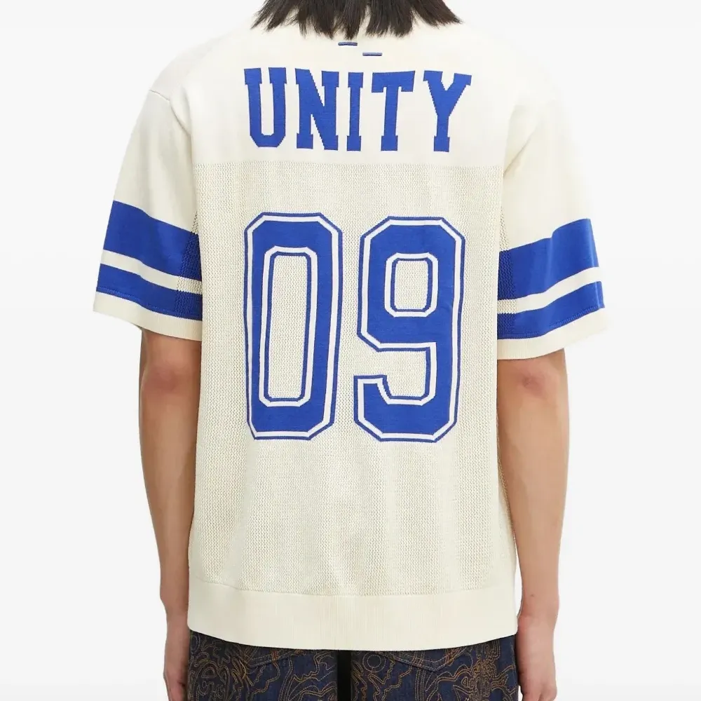 футболка с V-образным вырезом и логотипом